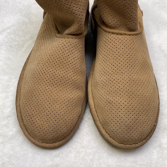 UGG Australia Woman’s US 9 Unlined Classic Mini Perf Suede Boots - Picture 8 of 11